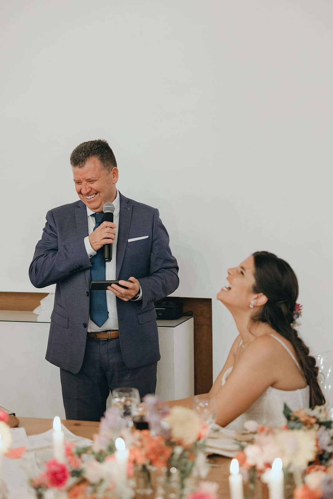 Discurso e gargalhadas à mesa